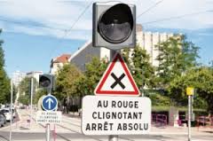 "Complete stop on flashing red."  Picture source: http://www.gazetteinfo.fr/2012/09/04/tramway-de-dijon-signifient-les/.