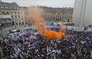 Police demonstrating in Paris, October 14, 2015. Photo by Michel Euler. Photo source: https://sg.news.yahoo.com/photos/thousand-french-police-officers-gathering-next-french-justice-photo-111136198.html.