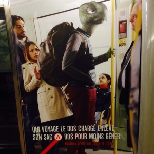 enleve son sac a dos