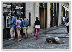 roma woman begging champs elysee