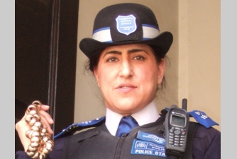 british police woman with fake rings