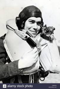 ww11-raf-pilot-in-full-flying-clothing-with-mae-west-lifejacket-DXB07W